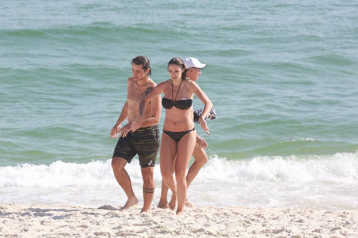 Rafa Brites e Felipe Andreoli curtem dia de sol em praia do Rio de Janeiro