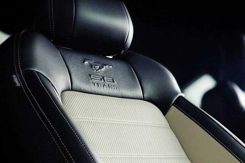 E no caso da versão 50th Anniversary, a inscrição que sinaliza o aniversário aparece em alto relevo nos encostos