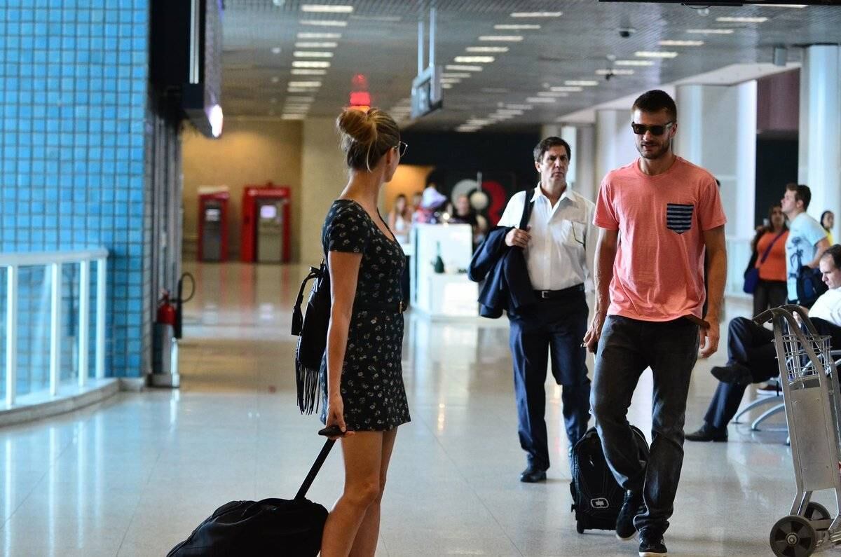 Que fofos! Fernanda Lima e Rodrigo Hilbert embarcam de mãos dadas em aeroporto do Rio de Janeiro