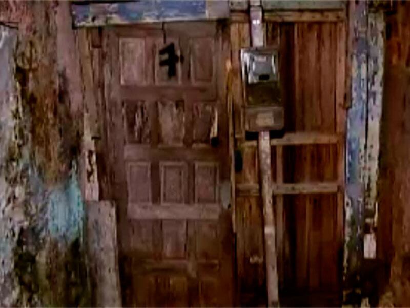 De
acordo com informações de testemunhas, homens fortemente armados invadiram a
casa das vítimas e efetuaram diversos disparos de arma de fogo