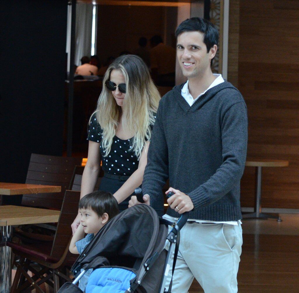 Juliana Silveira e seu marido João Vergara levaram o pequeno Bento para almoçar em um shopping do Rio de Janeiro, no domingo (9) 