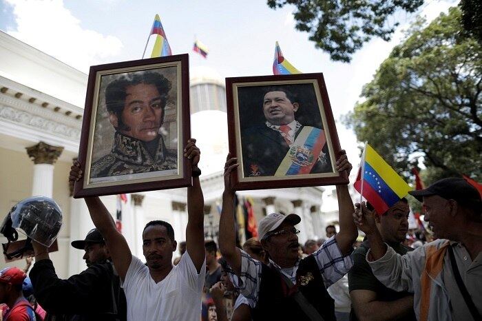 Dezenas de manifestantes pró-Maduro estão à frente do Parlamento em forma de apoio ao presidente venezuelano momentos antes da primeira sessão da Assembleia Constituinte, na capital Caracas