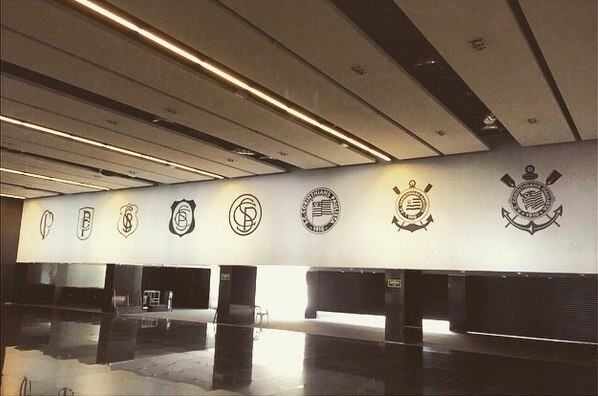 O Corinthians renovou completamente o visual do seu estádio em 2015. O Timão misturou a paixão dos torcedores com elementos históricos e inovou até nos vestiários. Em um dos corredores do estádio, pode-se ver a evolução dos símbolos do clube

