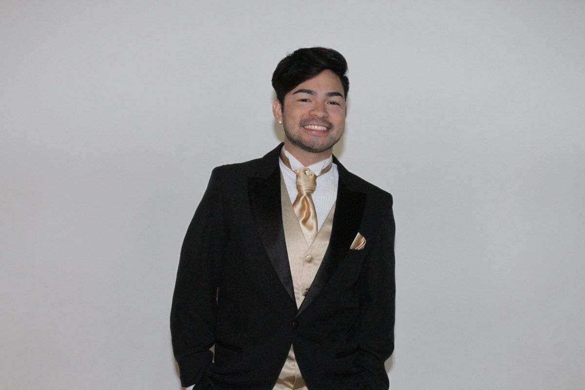 Yudi Tamashiro posa de smoking para revista