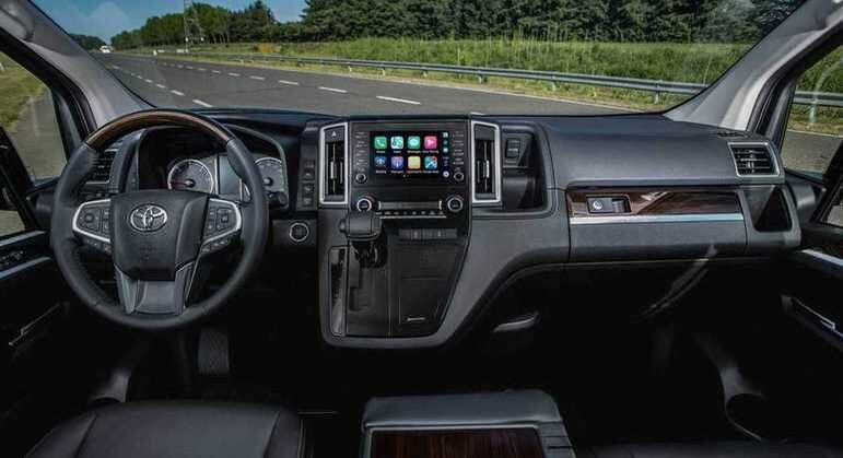 Modelo tem uma ampla central multimídia com conexão com smartphones