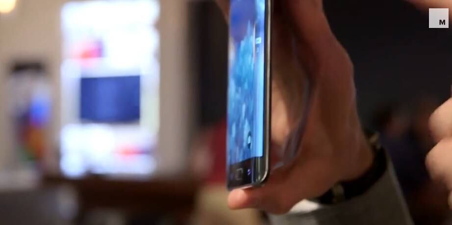 Os canhotos, entretanto, não serão tão beneficiados com as bordas. Como ela fica somente do lado direito, ao utilizar o aparelho com a mão esquerda não será possível alcançar a lateral oposta