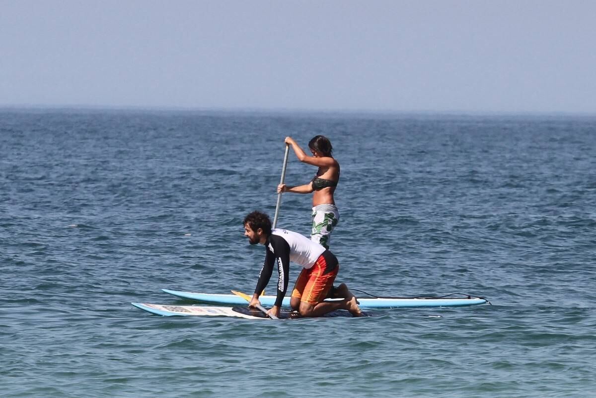 Bruno Gagliasso e Ricardo Pereira praticam stand up paddle na praia da Barra da Tijuca, no Rio
