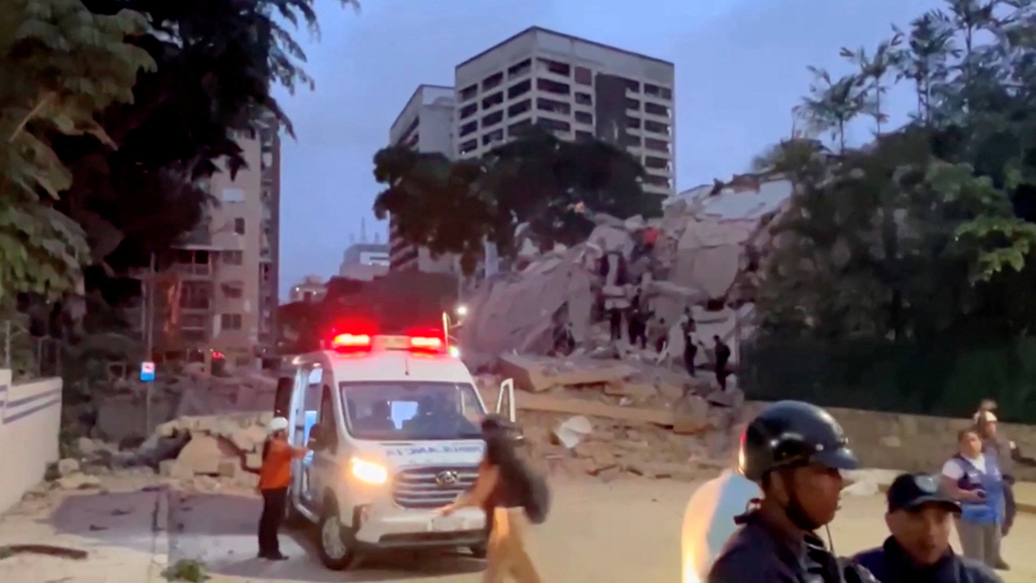 Ambulância no local de um prédio que desabou após um forte terremoto atingir o centro-norte da Venezuela