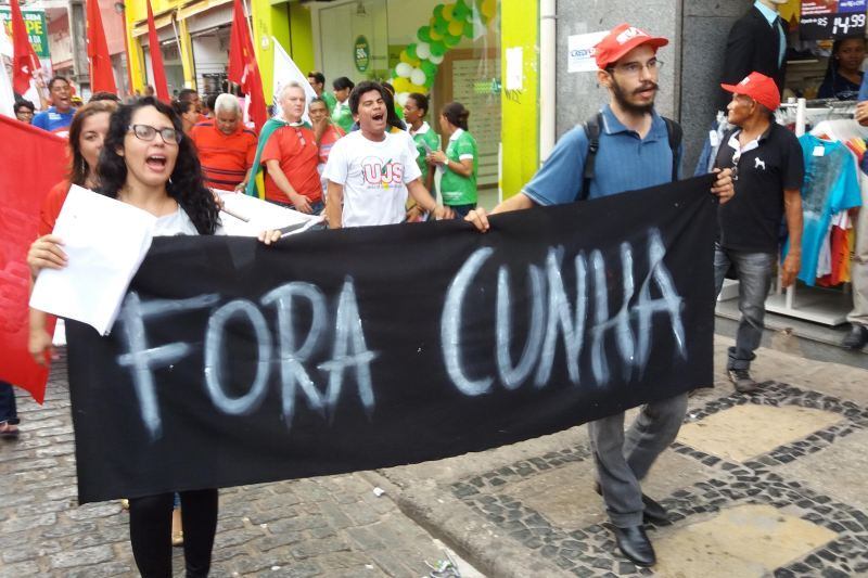 Assim como acontece nas demais localidades, o ato da capital
maranhense traz cartazes contra o presidente da Câmara dos Deputados, Eduardo
Cunha
