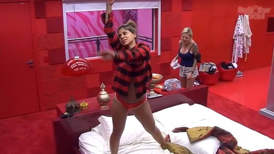 Vanessa dança ao som de Aerosmith