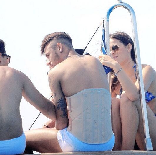 Marquezine ainda não teria conseguido se entrosar com a turma de amigos do jogador, que ele sempre leva para todos os lugares e acompanhou o casal por Ibiza