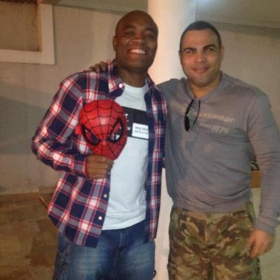 Nélio aproveita as amizades do irmão para poder se aproximar das
estrelas. Nesta, posa ao lado de Anderson Silva. Há um tempo, tirou
fotos com Ronaldo e Bono Vox, do U2