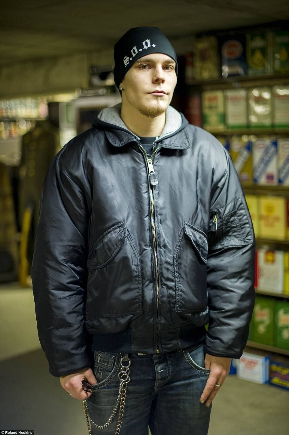 Eles se consideram como justiceiros injustiçados. Entre seus objetos de colecionador estão um punhal com uma suástica no cabo, chapéu de um oficial da SS colocado em cima de um crânio e uma camiseta de Adolf Hitler