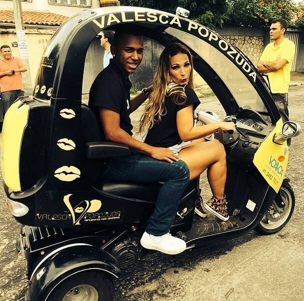 5 - Antes da fama

Valesca Popozuda foi frentista antes de assumir o Gaiola das Popozudas. Ela conciliava a vida de cantora com o trabalho no posto de gasolina, mas precisou largar o trabalho com combustível para se dedicar aos palcos. Ela também trabalhou em borracharia