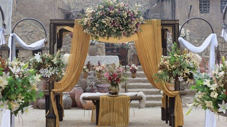 Com uma decoração de tirar o fôlego, a festa contou com 200 amarrações de lírios em cores diferentes. O diretor de Arte da superprodução, Renato Chaves, contou que usou referências de pinturas renascentistas para compor o cenário