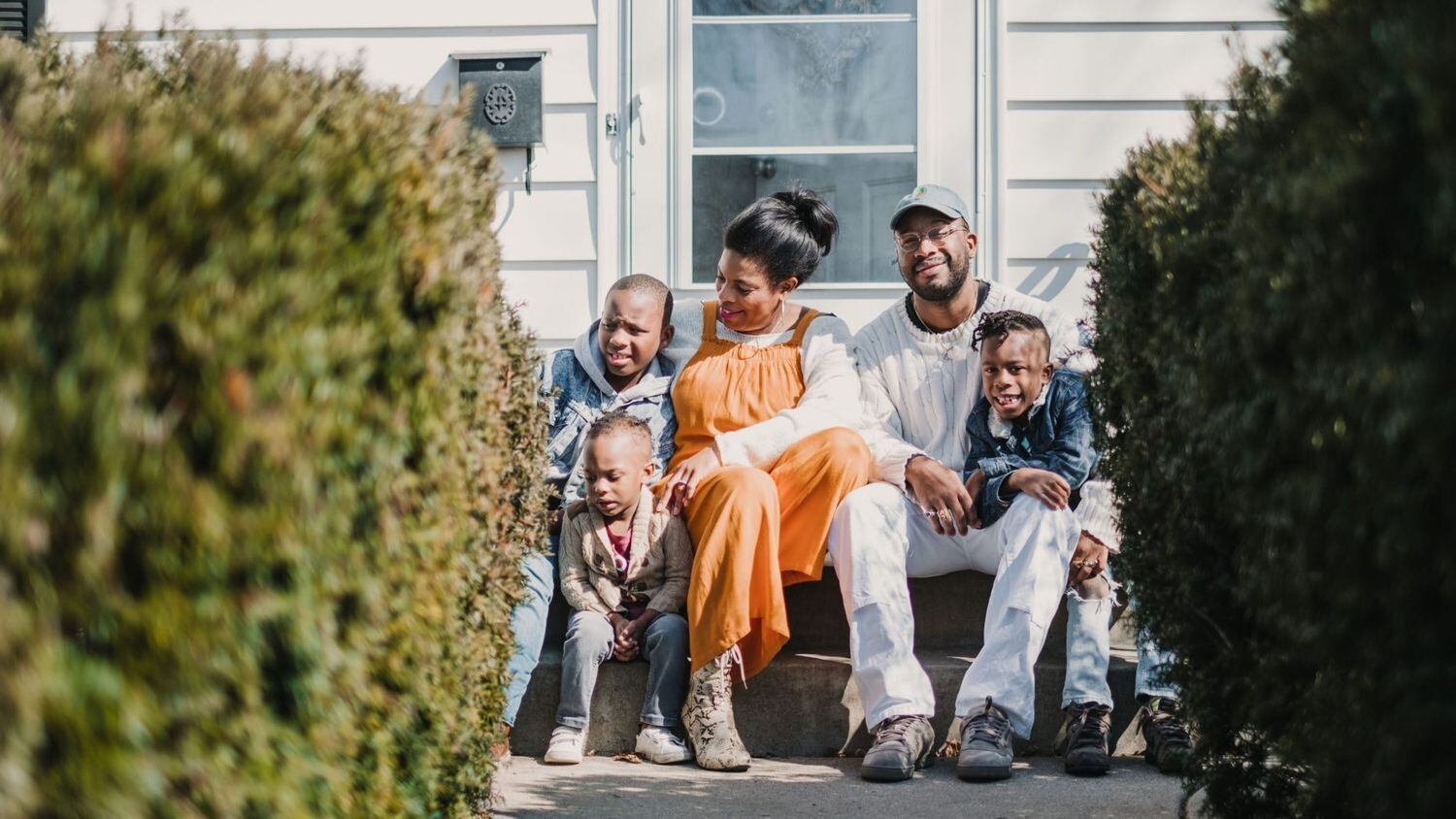 "Ao fotografar essas famílias, sinto um senso de honra e privilégio por poder entrar no mundo deles neste momento. Embora incerto para muitos, muitas dessas famílias ainda estão encontrando algo para comemorar", contou o fotógrafo 