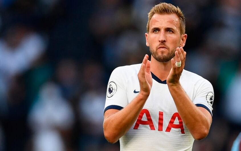 MORNO: De acordo com o jornal italiano 'Corriere Dello Sport', a Juventus sonha em formar uma poderosa dupla de ataque para a próxima temporada. Neste sentido, a Velha Senhora vê o nome do artilheiro inglês, Harry Kane, do Tottenham, como ideal para o seu sistema ofensivo, porém alto valor pode travar possível negociação. Caso a transferência aconteça, atacante poderá jogar ao lado de Cristiano Ronaldo.