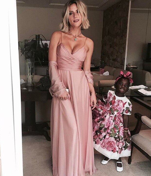 Assim como a filha, a pequena Titi, Giovanna Ewbank arrasou na produção com um vestido Carlos Miele, também rosa, tom exigido para todas as madrinhas  