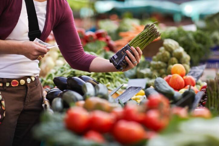 Coma mais vegetais

Servir-se de três vegetais no jantar, em vez de apenas um. Comer mais frutas e legumes é uma ótima maneira de perder peso. O alto teor de fibras e água são maneiras de ganhar menos calorias. Cozinhe-os sem adição de gordura e tempere com suco de limão e ervas em vez de se afogar em molhos ricos em gordura
