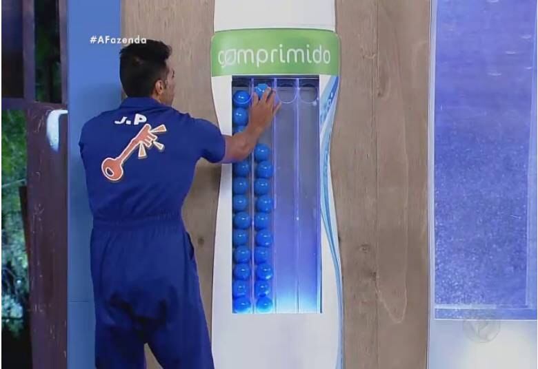 Em
mais uma Prova da Chave, JP venceu sua quinta prova em cinco disputadas. Em
disputa de agilidade contra Luka Ribeiro, o peão garantiu mais uma vez o poder
da arca da semana. O próprio Luka, Carla Prata e Ana Paula Minerato tiveram de
passar uma semana dormindo na baia

+ Cochilo embala fim de tarde dos peões em A Fazenda
+ "Tenho pena”, dispara Luka Ribeiro olhando para Douglas e Rayanne
+ Aguenta, coração! Relembre as emocionantes cartas de despedida deixadas pelos peões de A Fazenda

