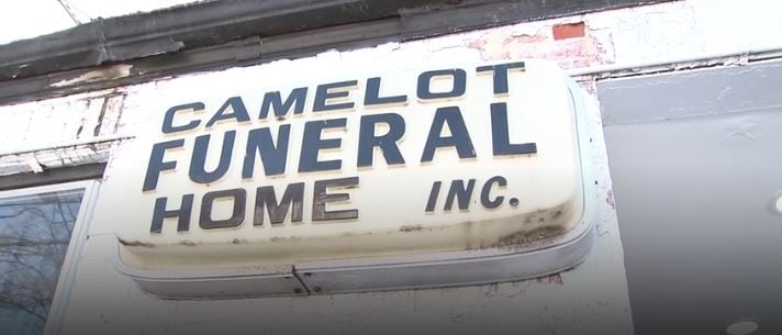 Placa da funerária "Camelot Funeral Home Inc."