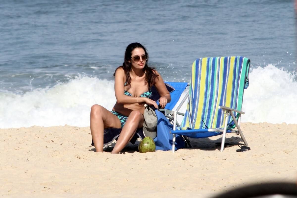 Patrícia Poeta tira o dia para reforçar o bronzeado em praia do Rio