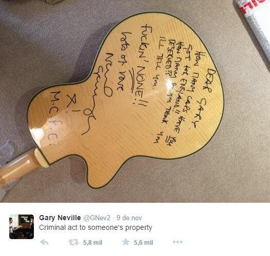 Na parte de trás, Noel Gallagher foi ainda
mais indelicado e deixou um recado. — Querido Gary, quantas convocações você
teve pela seleção inglesa! Quantas você pensa que merecia? Eu digo: Nenhuma!
Com muito amor, Noel Gallagher