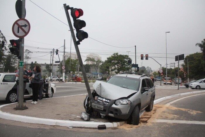 Carro bateu em poste do semáforo na manhã desta sexta-feira (2)