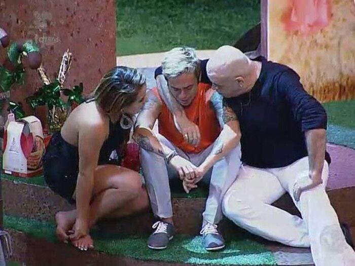 E os últimos dias do músico foram de emoção. Na Última Festa, novamente
DH caiu no choro e foi consolado por Brunninha e Maroni
+ Assista ao momento: Com 44,38% dos votos, DH é o grande vencedor da sétima temporada da Fazenda
+ Relembre alguns dos banhos sensuais que marcaram a Fazenda 7
+ Reveja as maiores amizades criadas entre os peões em A Fazenda 7
+ Reveja as maiores brigas e barracos da sétima edição do reality
+ Reveja os peões que mostraram mais do que queriam no reality
+ Reveja os peões mais polêmicos de A Fazenda 7