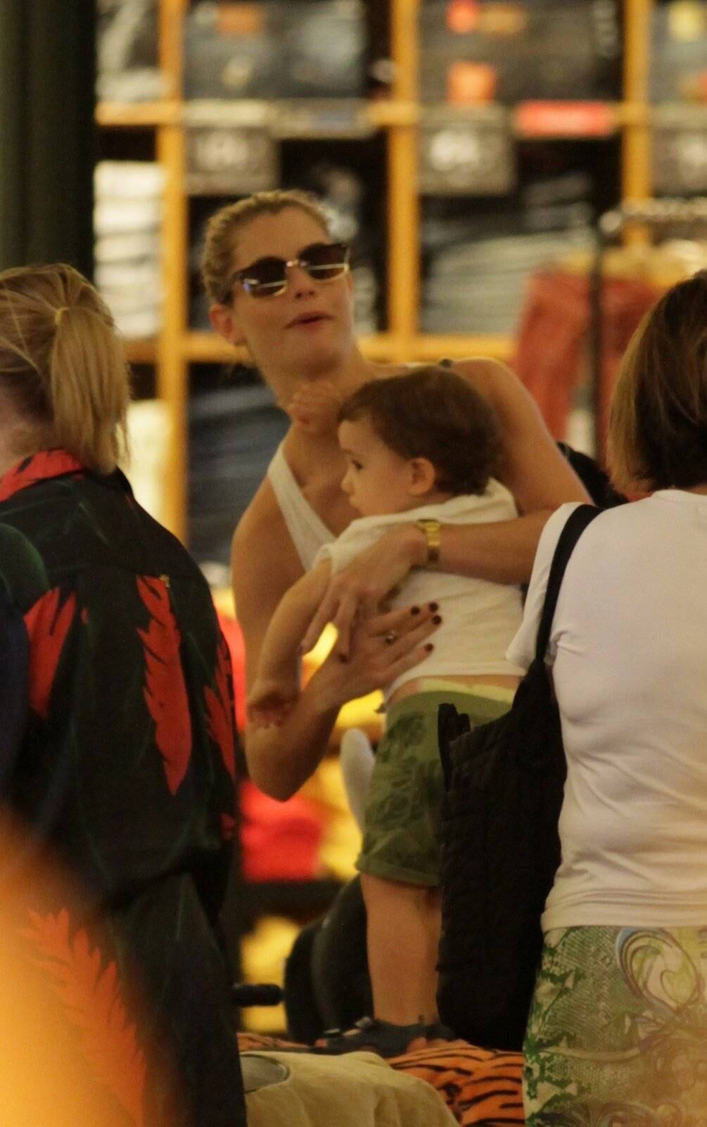 O pequenino foi flagrado com a mamãe famosa no Rio de Janeiro