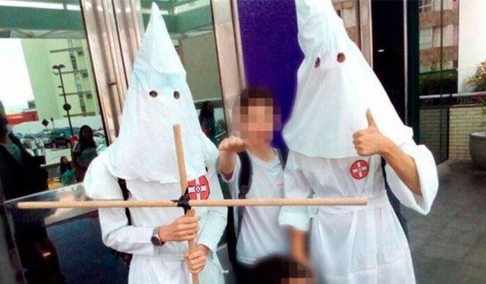 Alunos se vestem com farda de organização racista em Salvador