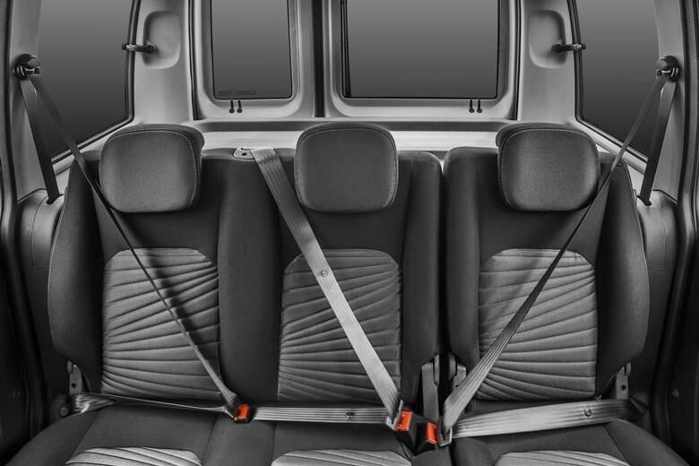 Atrás, banco traseiro agora é bipartido com cinto de três pontos
