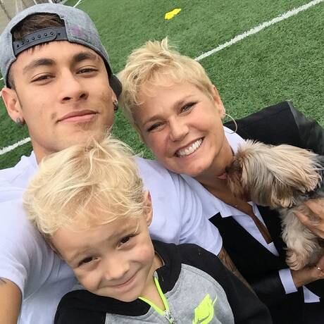 Pouco antes de as férias terminarem, o camisa 10 da seleção recebeu a visita de Xuxa no Instituto Neymar e tietou a apresentadora da Record
