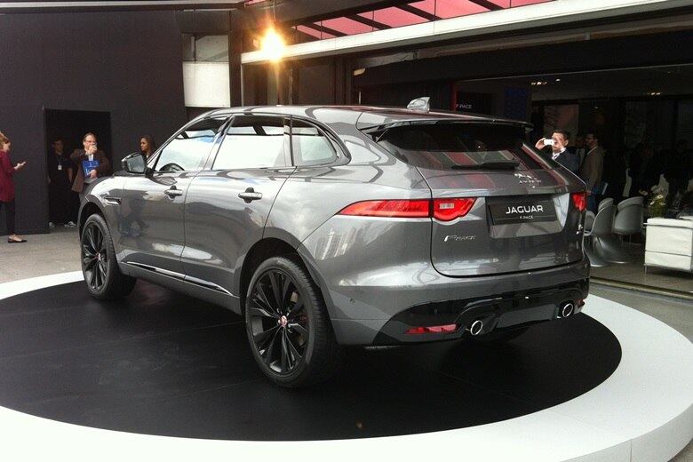 Atrás, não tem como não ser alusivo ao superesportivo F-Type