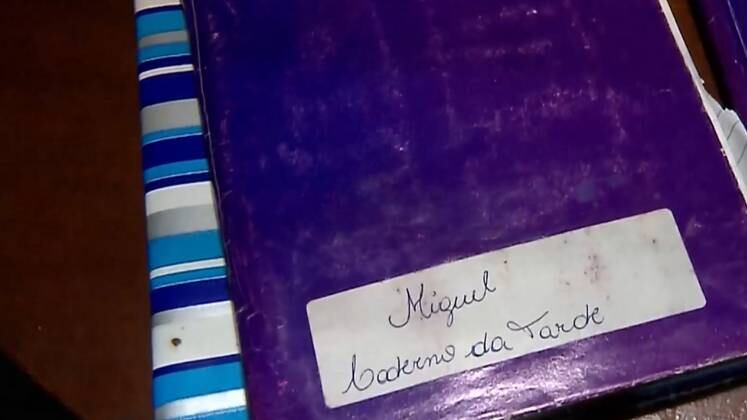 Na casa da família, no Rio Grande do Sul, foram encontrados os cadernos da criança. Neles, a polícia comprovou que o menino sofria tortura psicológica