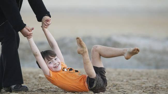 Hoje, a família de Jonty comemora cinco anos desde que o câncer foi completamente removido do corpo do menino, de acordo com Wayne Oddy. 

— Os cirurgiões cortaram a parte do meio da perna e reconectaram o pé direito ao joelho de trás para frente. Ele manteve os vasos sanguíneos mais importantes para a circulação na região do tornozelo. Ficamos nervosos durante a cirurgia, mas deu tudo certo. Nós pesquisamos muito sobre o procedimento de rotação e achamos que seria a melhor opção porque Jonty teria a chance de manter muito de suas funcionalidades.
