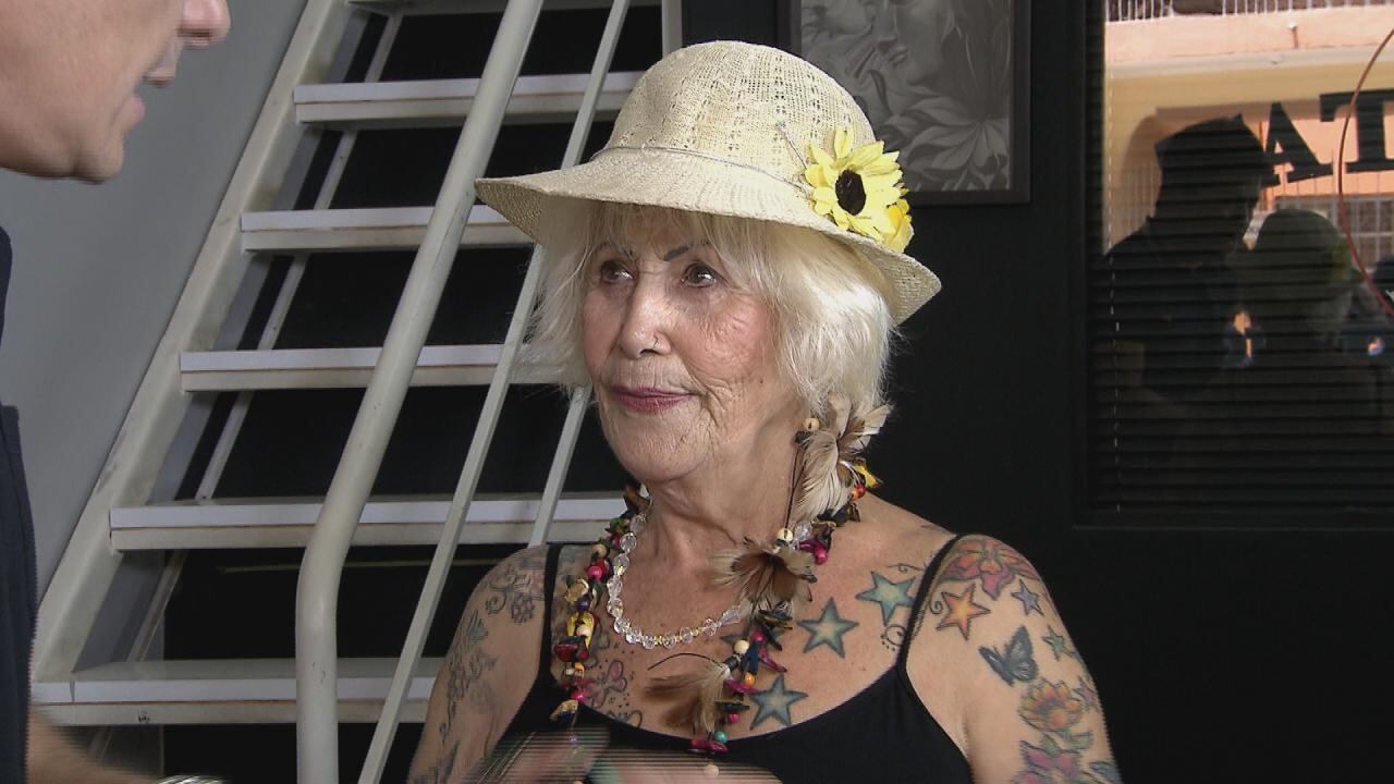 Você vai se
surpreender com a história e as fotos da vovó Judith Caggiano, de 84 anos. Ela contou
no programa Hora do Faro do último
domingo (8) que tem 70 tatuagens e aceitou o desafio de fazer a 71ª tattoo ao
lado de Rodrigo Faro para todo o Brasil ver. Acompanhe a história da vovó mais
tatuada do País!

Assista todas às transformações da Hora do Faro no R7 Play!  
