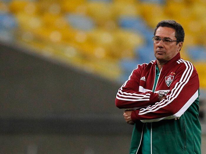 

Falando nele... Luxemburgo é outro possível nome a ser
contratado pelo Palmeiras para o seu centenário. O treinador atravessou um
período de muito sucesso pelo clube em 1993, 1994 e 1996, e por conta disso o
nome do comandante é tratado como ideal por alguns torcedores. Entretanto, em
2002, Luxa teve uma passagem ruim pelo Verdão, sendo apontado como um dos
motivos do rebaixamento alviverde. Por isso, outra parte da torcida do
Palmeiras não quer ver o treinador nem pintado de ouro na equipe paulista

