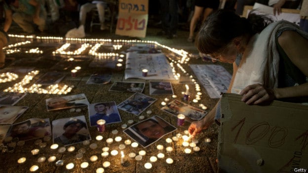 O número total de mortes palestinas é de 1.033 pessoas; cálculo feito a partir do dia 8 de julho, quando Israel lançou sua ofensiva