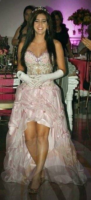 A mãe da adolescente também mandou um recado para quem espalhou as fotos da garota: "Pra você que continua soltando fotos da minha filha nua, saiba de duas coisas: a primeira, você arrebentou com a vida dela. A segunda, a polícia está rastreando todos os números que têm as fotos”