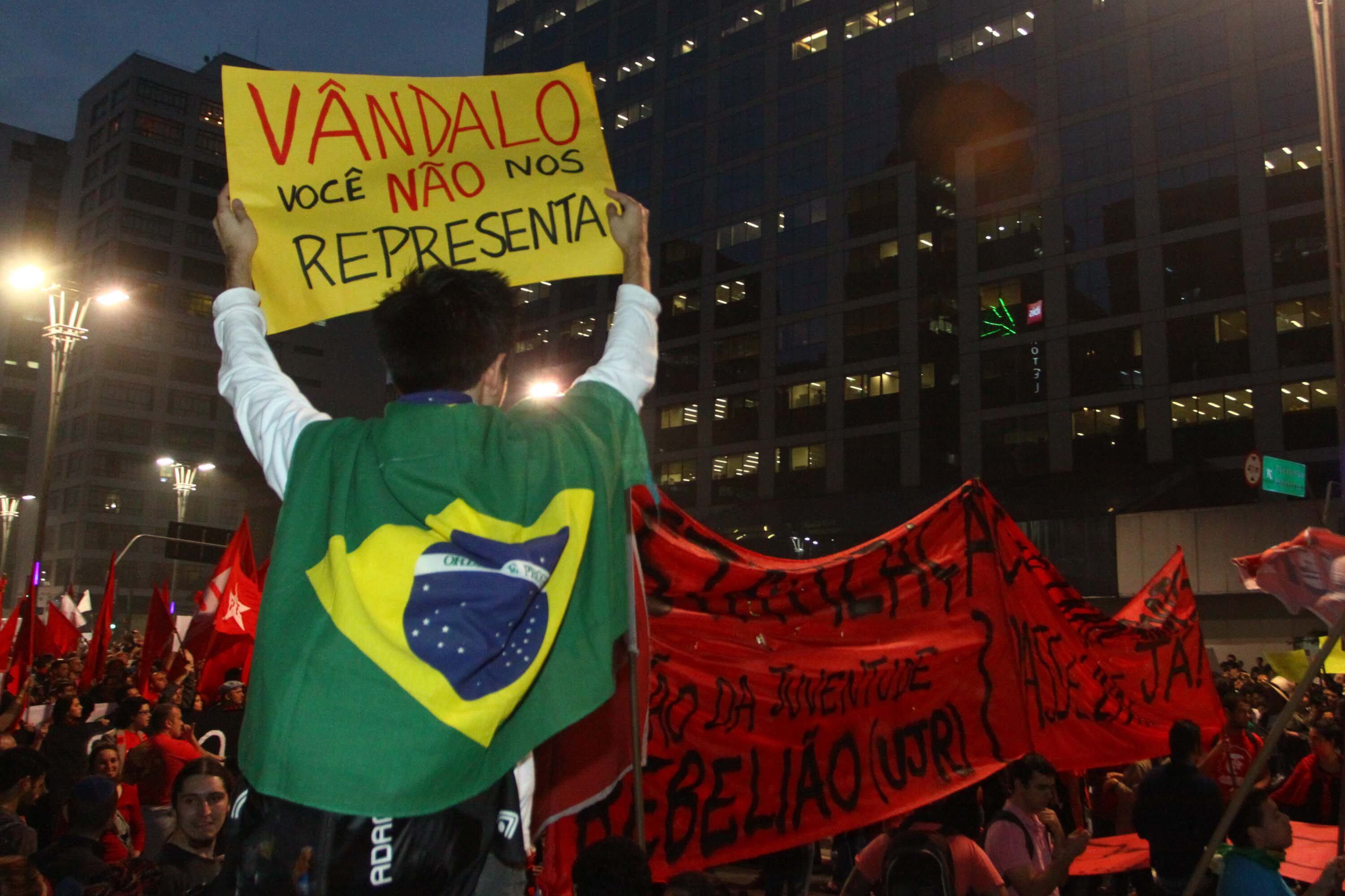 Manifestação toma ruas e fecha avenida Paulista