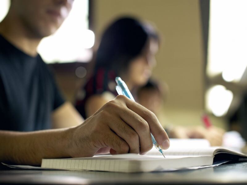 Você ficou um tempo parado e resolveu voltar às aulas. Até aí, tudo bem. O que você não esperava é que teria dificuldade em se adaptar a rotina estudantil. Sabe quanto tudo passa a te irritar: desde o caminho até o local até seus colegas de classe? Talvez, você esteja em uma fase diferente, na qual deseje otimizar seu tempo e economizar dinheiro. Se esse for o seu caso, talvez seja o caso de investir na EAD (educação à distância)

Assista à Record onde e quando quiser