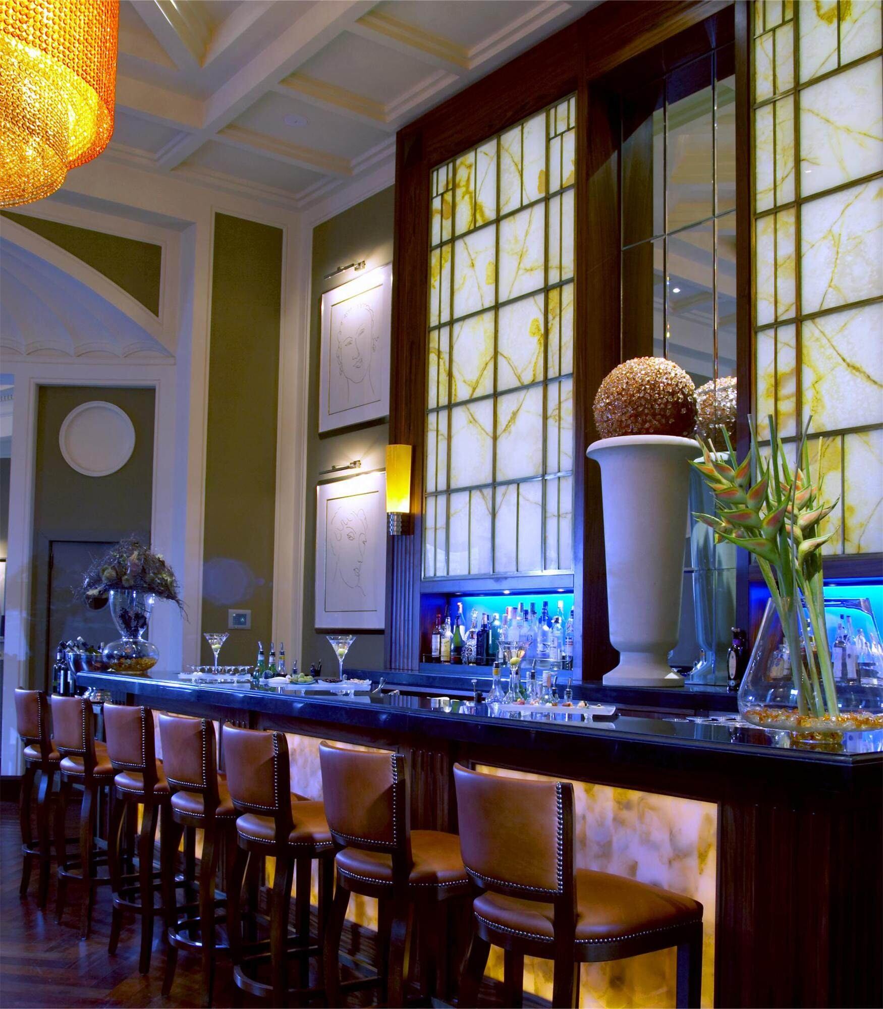 Os espaços de alimentação também são luxuosos. Com mesas
na calçada em um café, mesas internas à luz de velas,
o hotel dipõe de uma casa noturna conhecida em Roma, além de um piano bar. Leia mais
