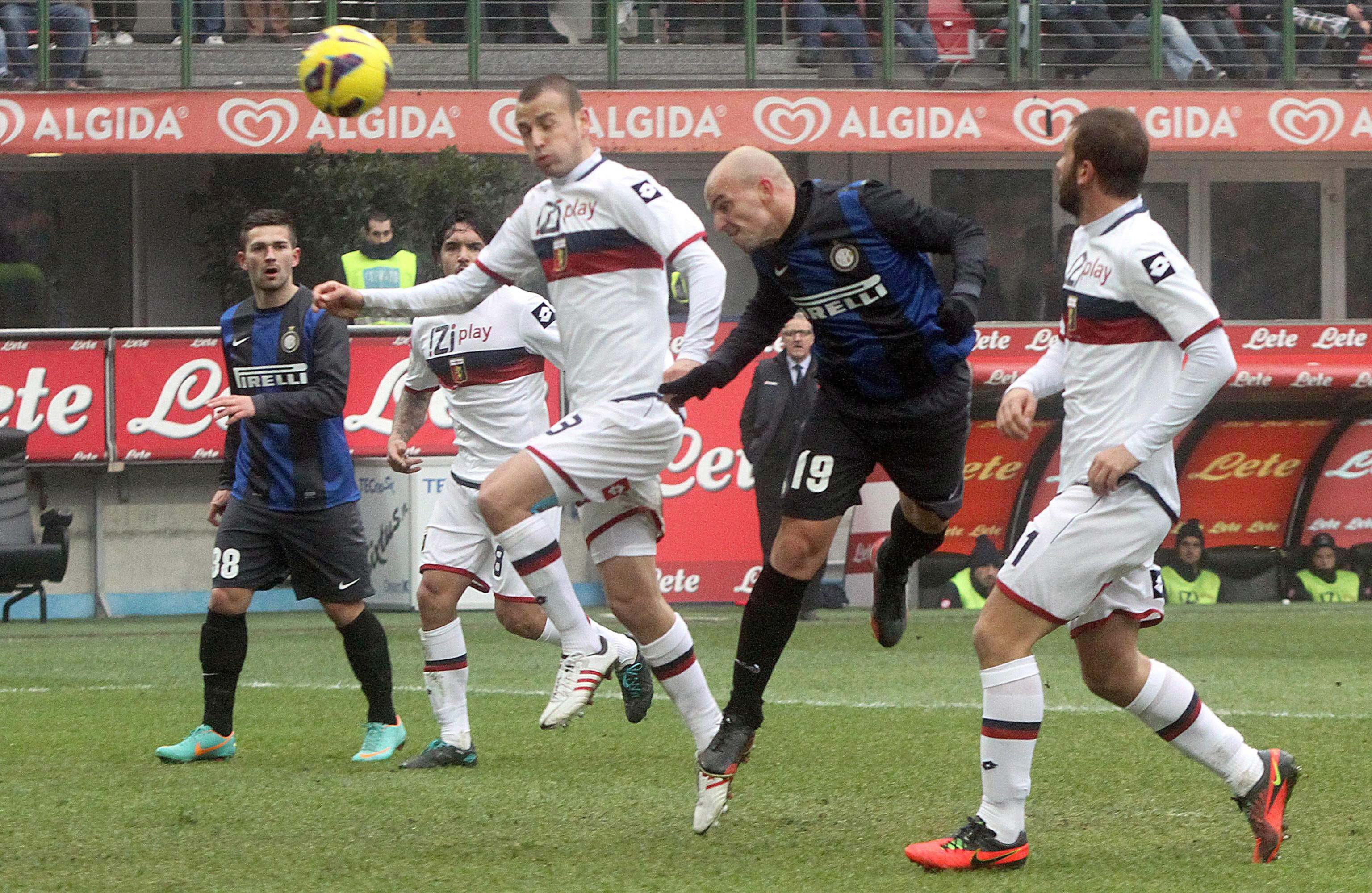 Cambiasso, que sempre foi fã de Michael Jordan, se escondia
no estacionamento do seu clube para não participar das partidas de futebol.
Para isso, ele contava com o apoio da família que considerava que o futebol
tinha um ambiente “contaminado”