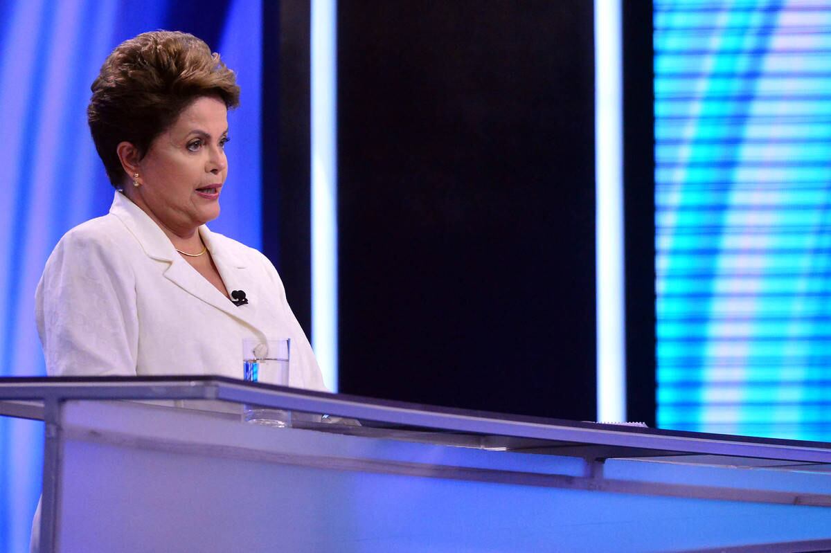 Dilma destacou as obras de infraestrutura que o País vem tocando, como as usinas hidrelétricas de Santo Antônio e Jirau e a ampliação de linhas de transmissão de eletricidade. A presidente disse que "nos meus quatro anos, eu fiz o mesmo que vocês fizeram em oito no governo FHC e duas vezes mais do que vocês fizeram em linha de transmissão". Leia mais