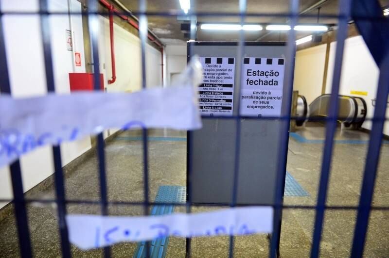 Com os portões fechados, os passageiros precisaram de paciência para chegar ao trabalho