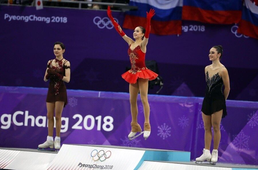 A medalha de ouro ficou com a atleta russa Alina Zagitova, a medalha de prata com a russa Evgenia Medvedeva e o bronze com a canadense Kaetlyn Osmond. As russas competem sob a bandeira do COI