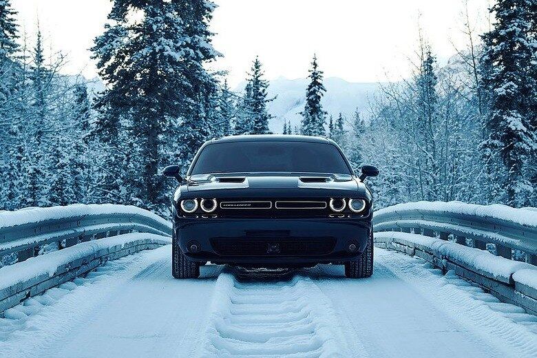 Com a temporada de neve chegando nos Estados Unidos, a Dodge lançou o Challenger GT 2017 com tração integral, usando o mesmo sistema de tração presente no Charger AWD. O conjunto possui uma caixa de transferência ativa que desacopla o eixo dianteiro quando não é necessário. Em circunstâncias normais, a potência é toda transferida para as rodas traseiras. Vejas todos os detalhes do muscle car