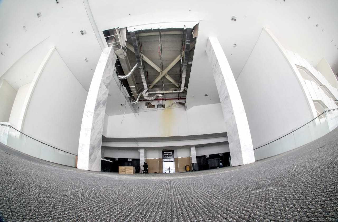 Parte do forro da Arena Corinthians desaba em São Paulo