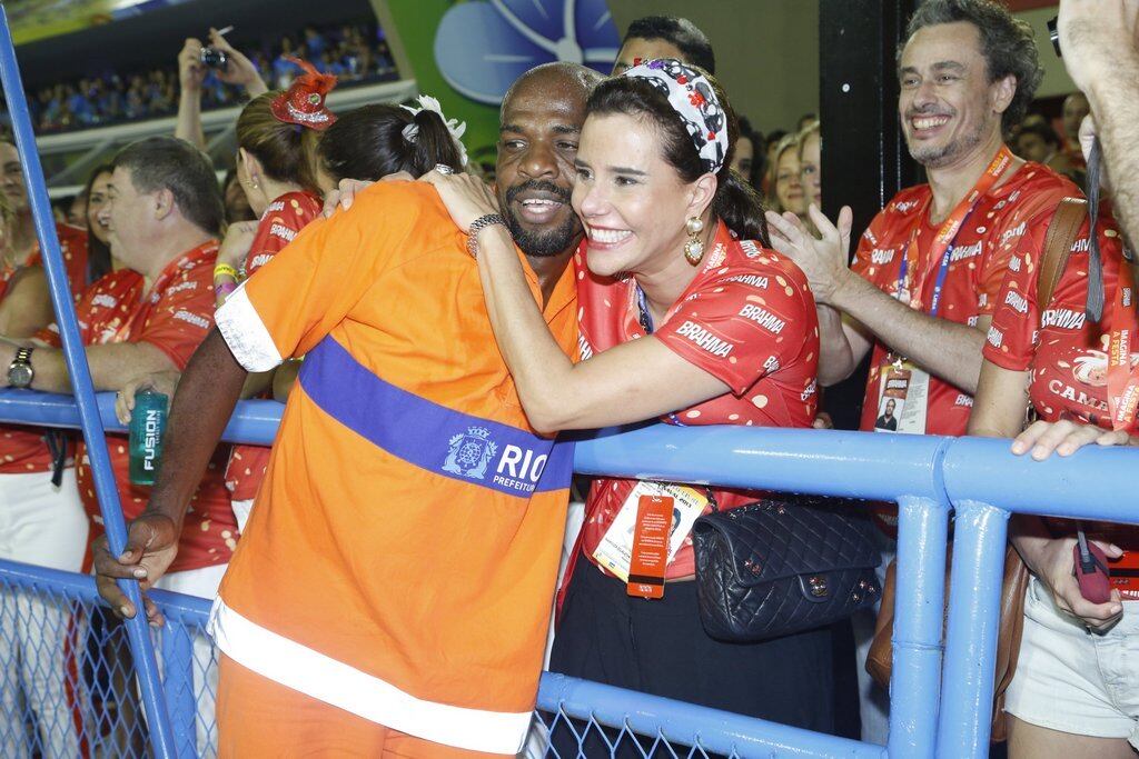 Narcisa Tamborindeguy encontra o amigo, o gari Sorriso